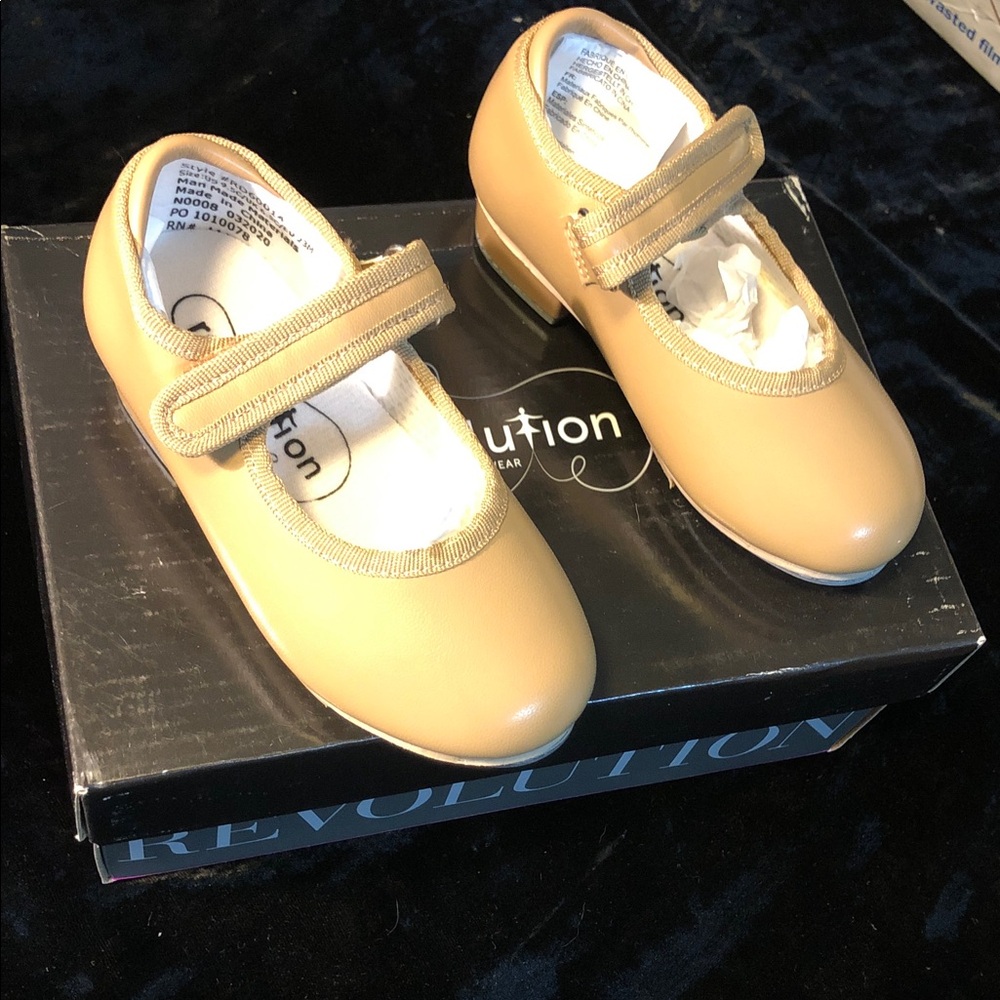 Revolution Dancewear Easy-On Student Tap Shoes NEW 9.5 child size Tan